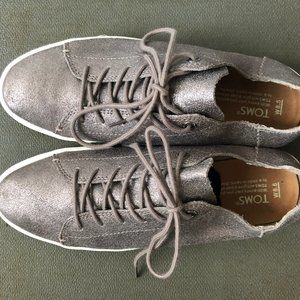 Tom's 100% Leather Metallic Greige Sneaker, Size 8.5